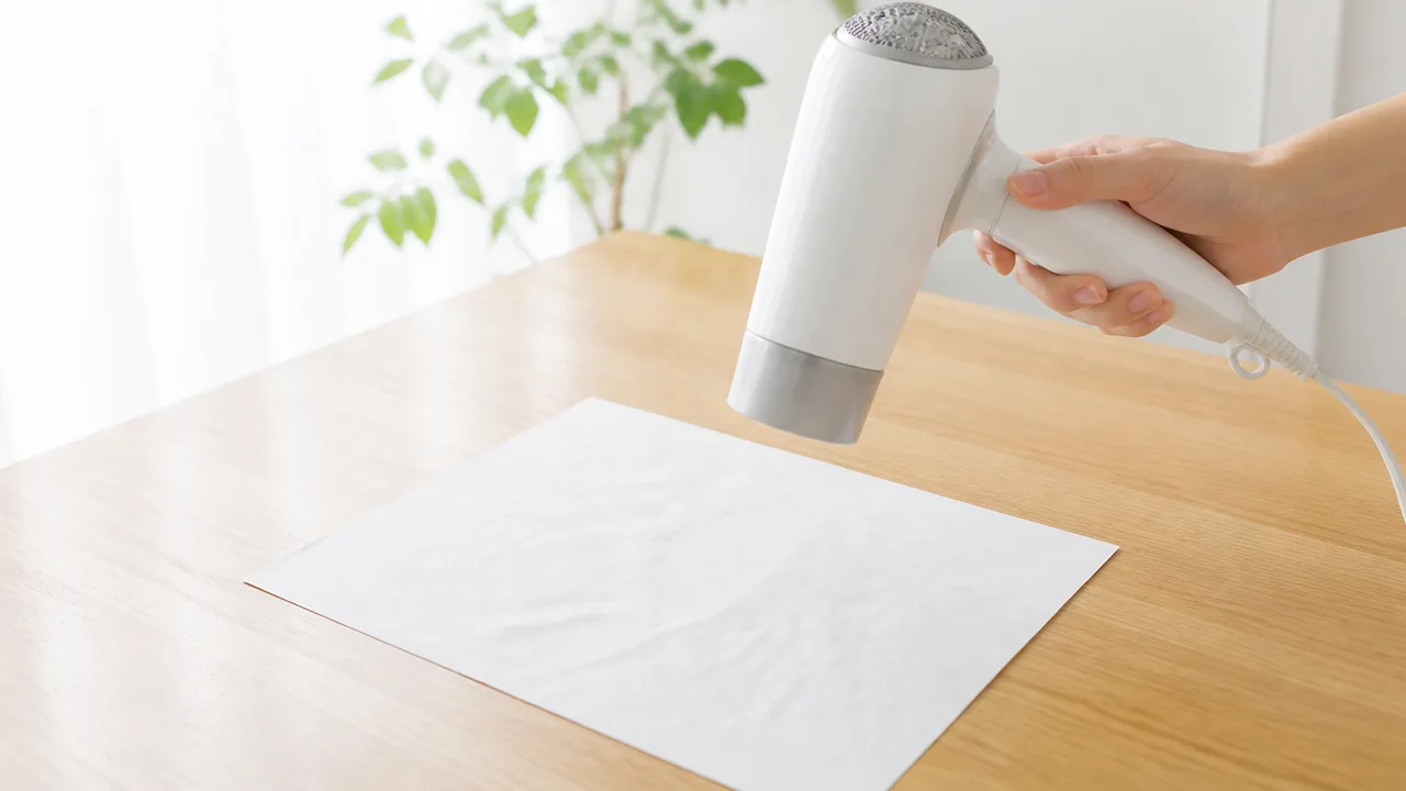 紙のしわを伸ばす方法｜ドライヤーで傷めず整えるコツ